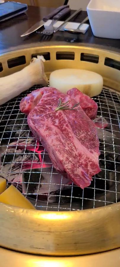 숯불 위에서 익어가는 한우