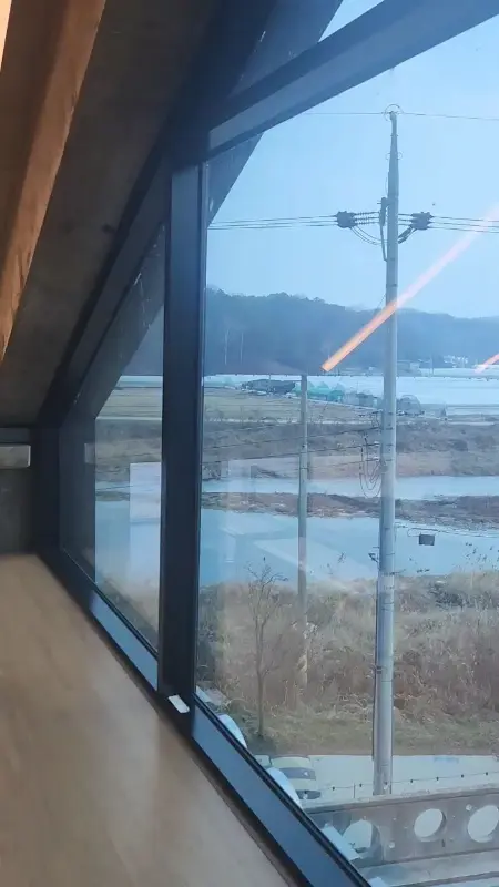 통창으로 보이는 계룡산 뷰