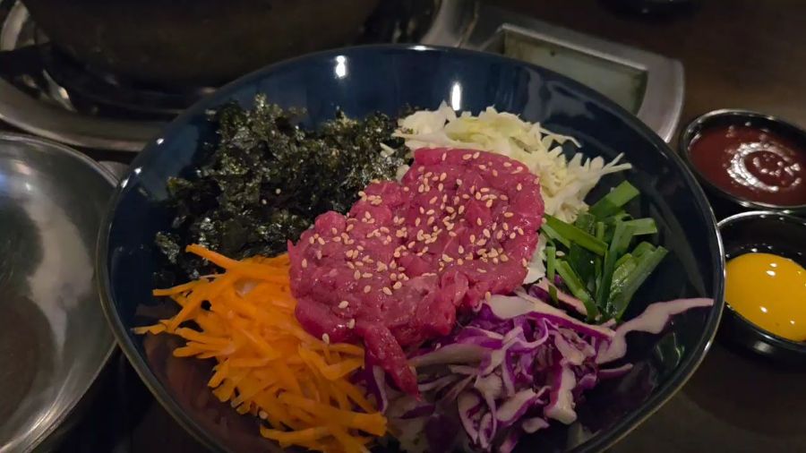 다채로운 색감의 육회비빔밥