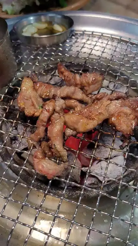 참숯에 구워지는 고기