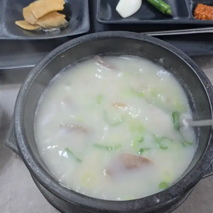 뽀얀 국물이 인상적인 소머리곰탕