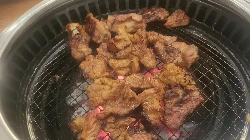 숯불 위에서 맛있게 구워지고 있는 돼지갈비