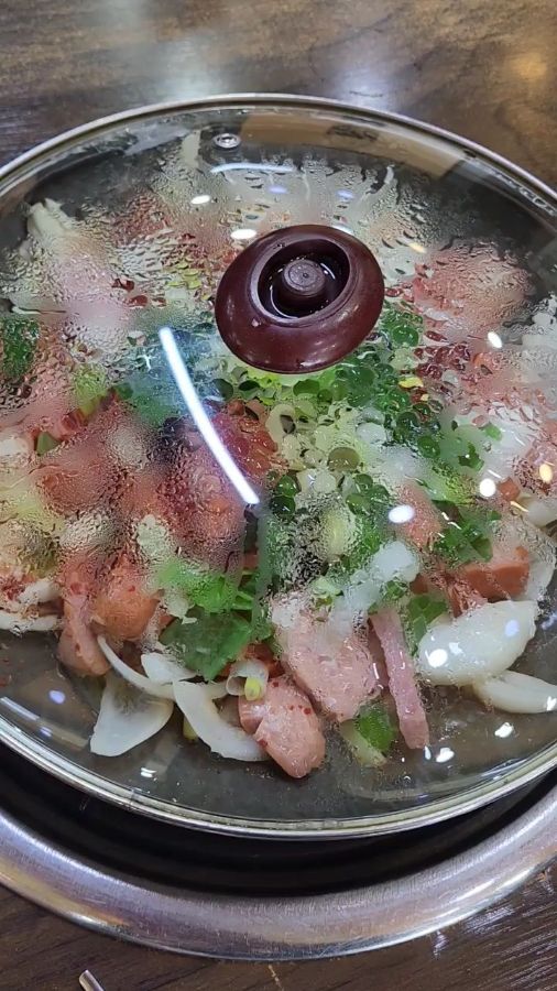 부대볶음 뚜껑 덮인 모습
