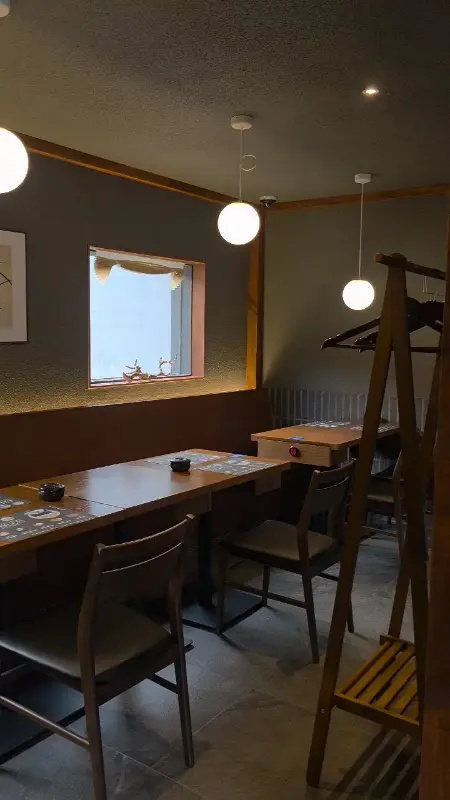 깔끔하고 차분한 분위기의 매장 내부