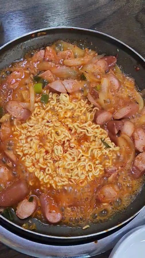 라면 사리 추가된 부대볶음