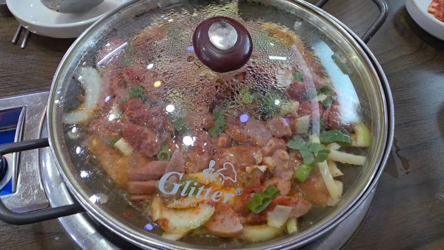 부대볶음 뚜껑 덮인 모습