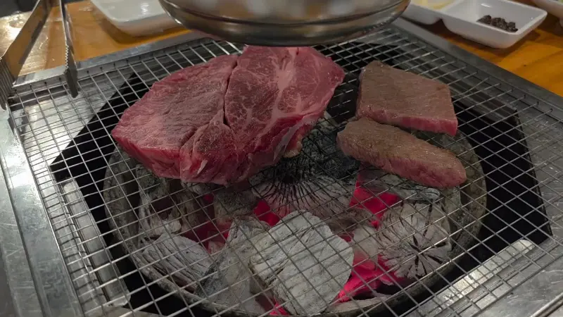 숯불 위에서 익어가는 등심