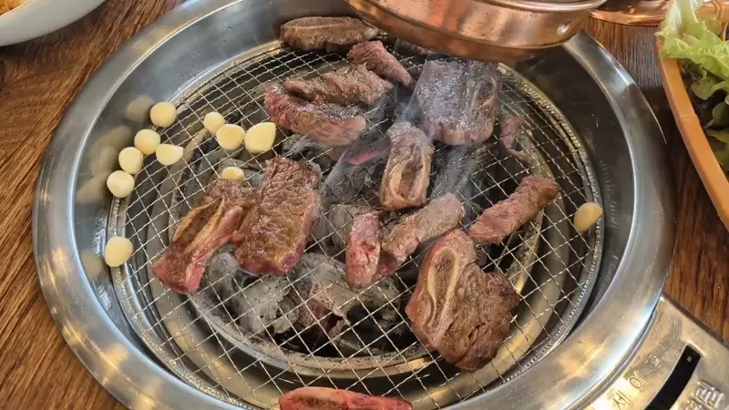 숯불 위에서 맛있게 익어가는 소갈비살