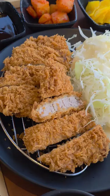 바삭한 튀김옷이 인상적인 돈까스