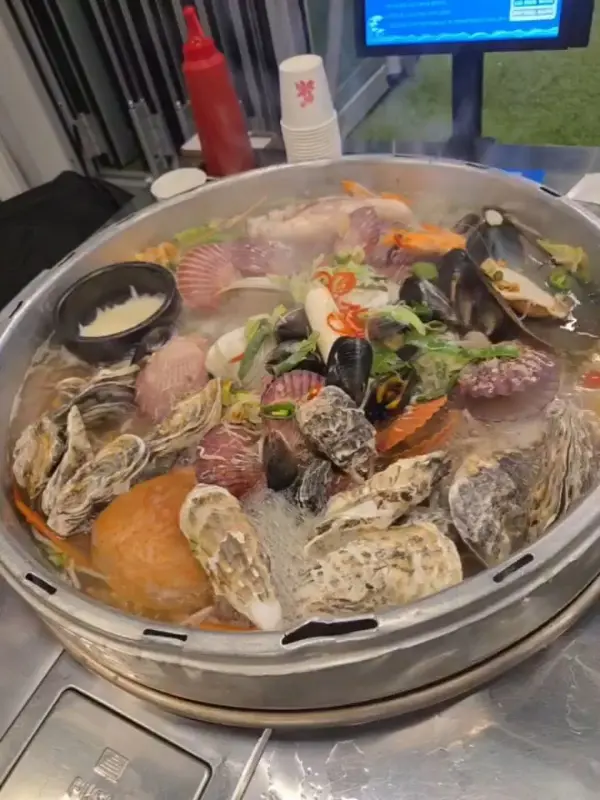 다양한 해산물이 가득한 조개전골