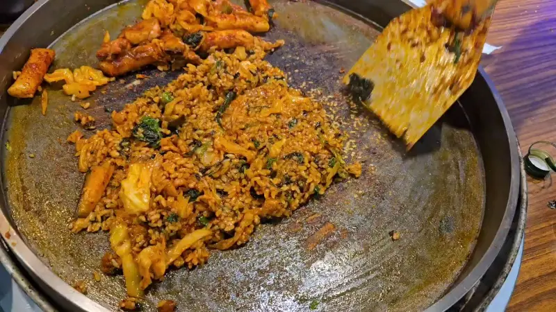 닭갈비를 볶음밥으로 만들어 먹는 모습