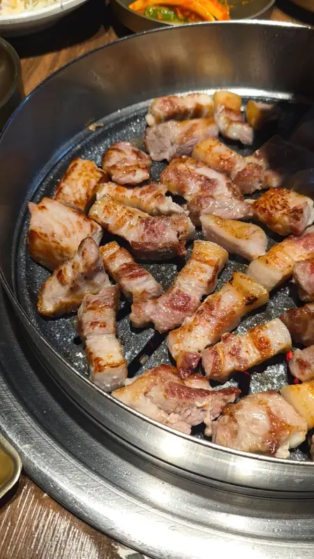 노릇노릇하게 구워진 삼겹살