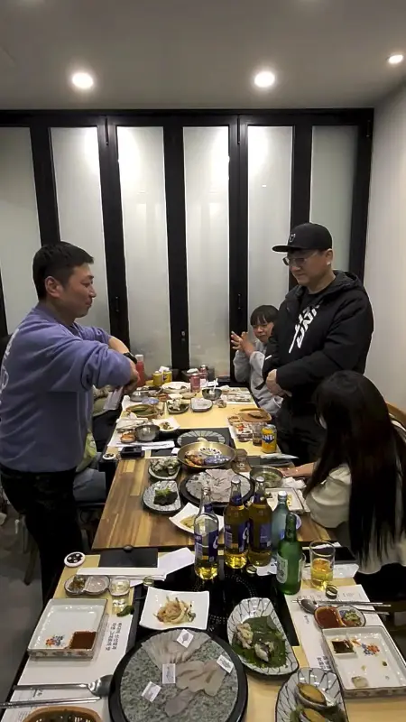 단체 손님으로 북적이는 룸