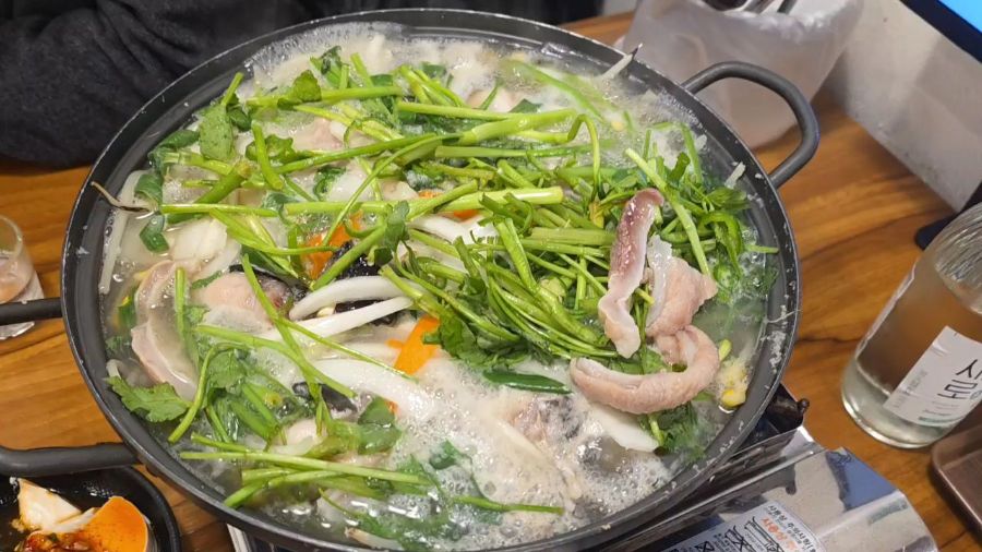 미나리가 듬뿍 올려진 아구탕 지리