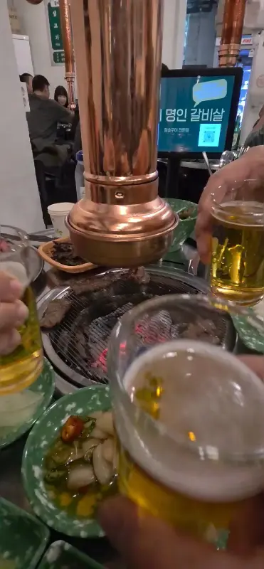 활기찬 분위기의 매장 내부