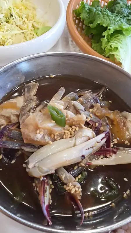 무한리필 간장게장의 윤기 흐르는 모습