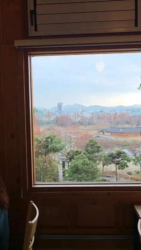 창밖으로 보이는 덕진공원 뷰