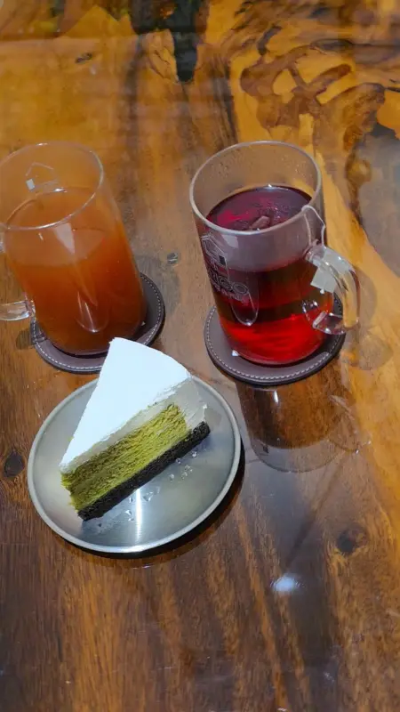 테이블 위에 놓인 음료와 케이크