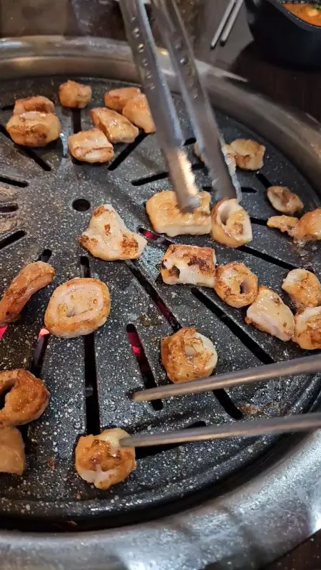 불판 위에서 맛있게 익어가는 막창의 모습 (움짤)