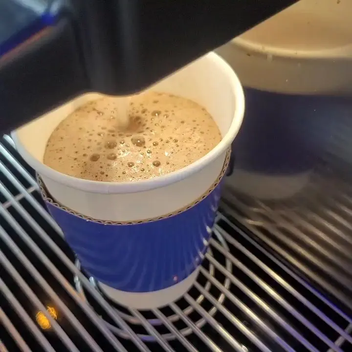 핫초코 라떼가 만들어지는 모습