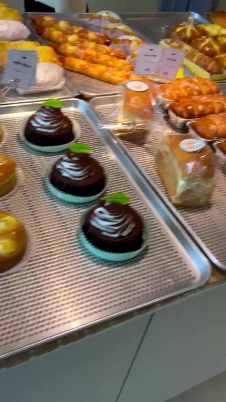 다양한 빵들이 진열된 쇼케이스