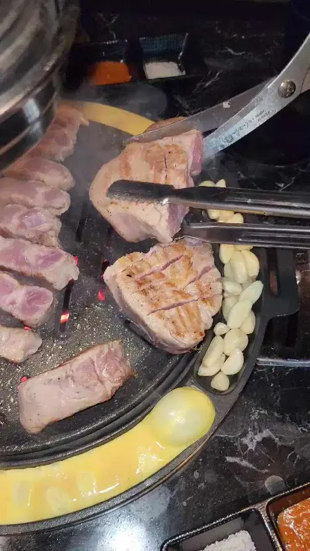 직원분이 능숙하게 고기를 구워주는 모습