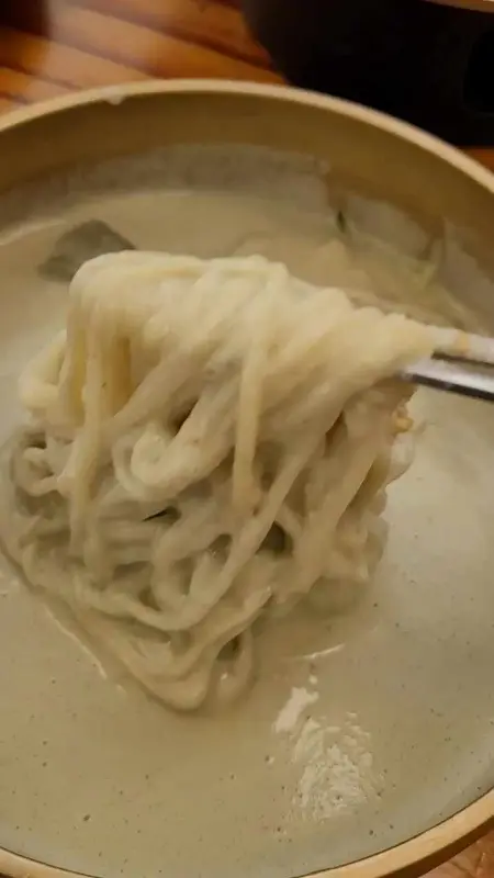젓가락으로 들어올린 콩국수의 면발