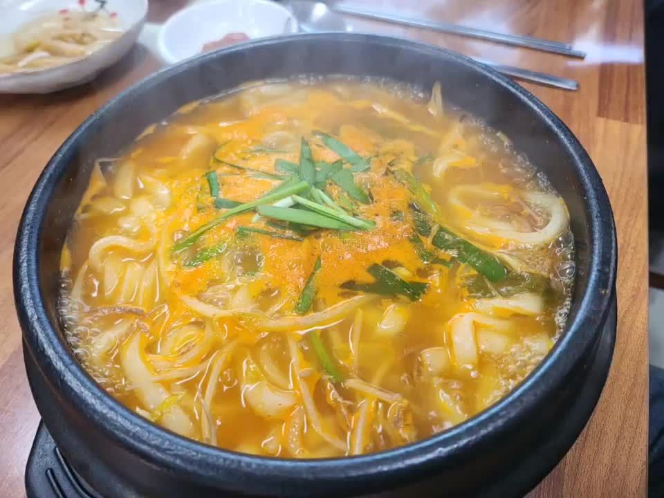 뚝배기에 담겨 뜨거움을 유지하는 칼국수