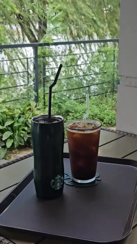 테이블에 놓인 커피