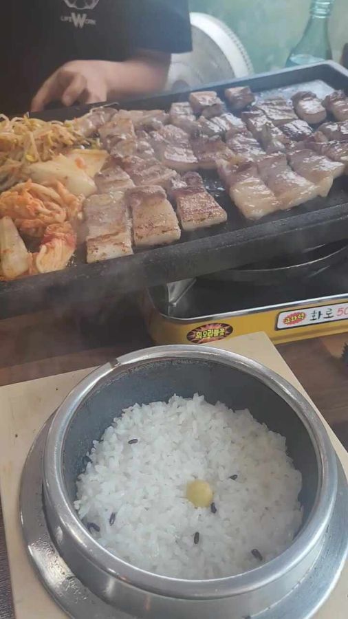 돌솥밥과 구워진 삼겹살
