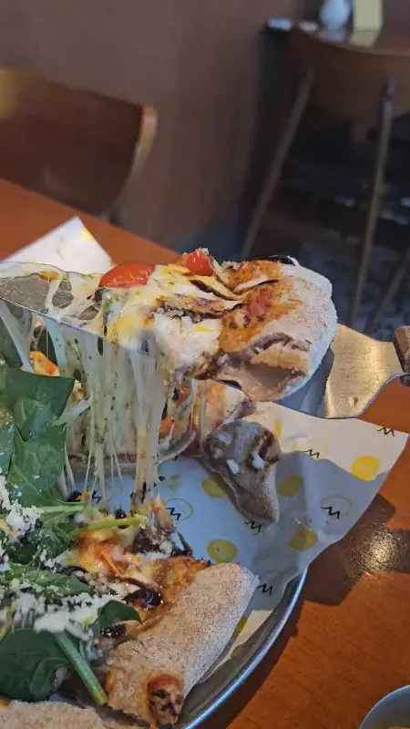 쭉 늘어나는 치즈가 인상적인 피자