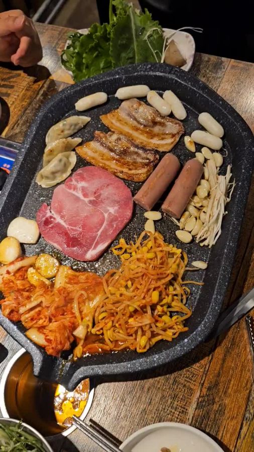 다양한 재료와 함께 구워 먹는 삼겹살