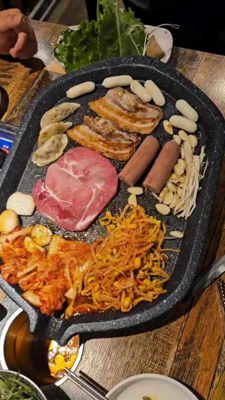 다양한 재료와 함께 구워먹는 삼겹살