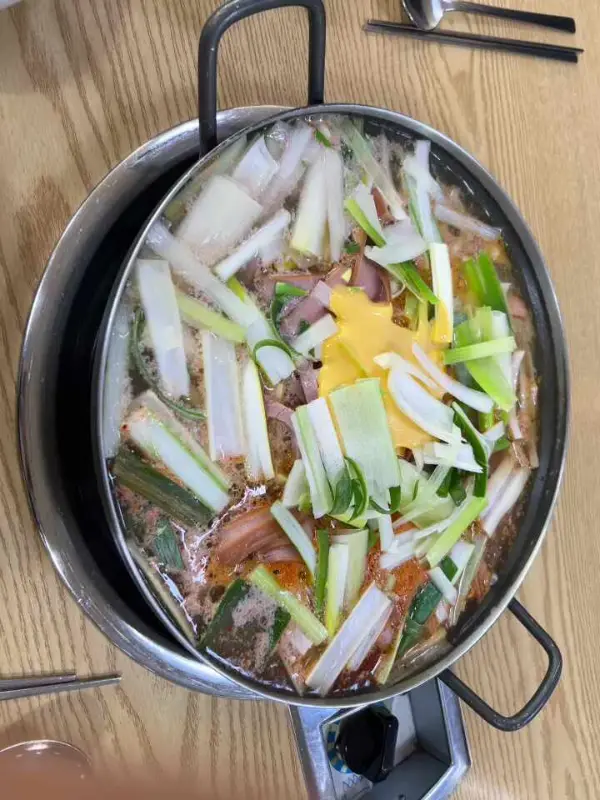 끓기 전 부대찌개의 모습