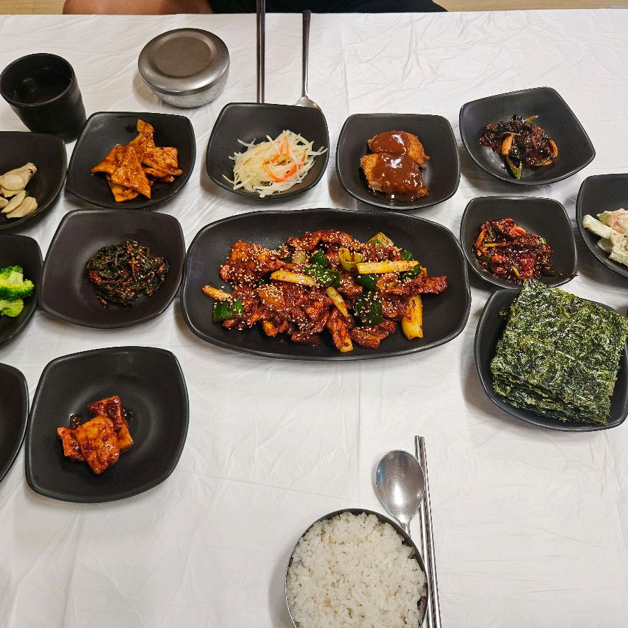 살구나무집 전체 상차림, 푸짐하고 먹음직스러운 모습