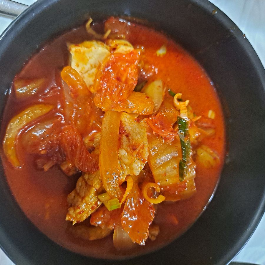 살구나무집 김치찌개, 깊고 진한 국물이 인상적이다