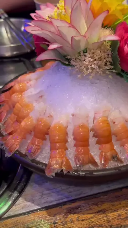 얼음 위에 가지런히 놓인 딱새우회