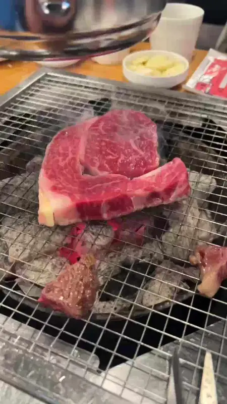 숯불 위에서 맛있게 구워진 등심