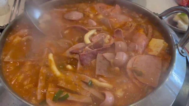 보글보글 끓는 부대찌개