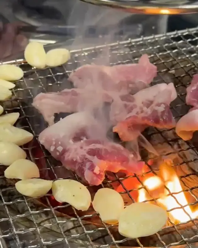 숯불 위에서 익어가는 묻지마 고기