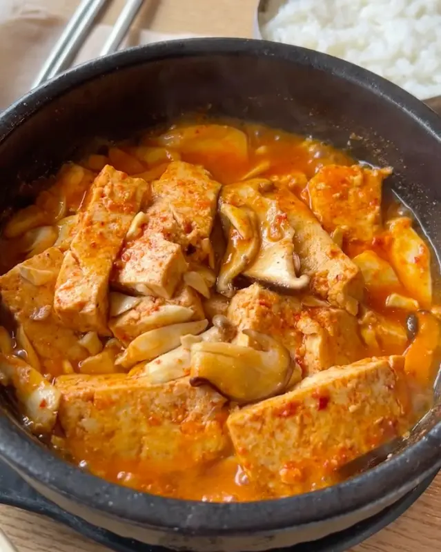 칼칼한 두부조림의 모습