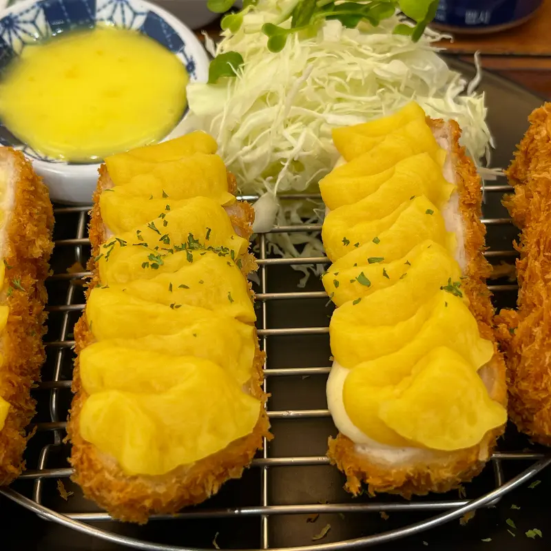 보기만 해도 군침이 도는 치즈카츠