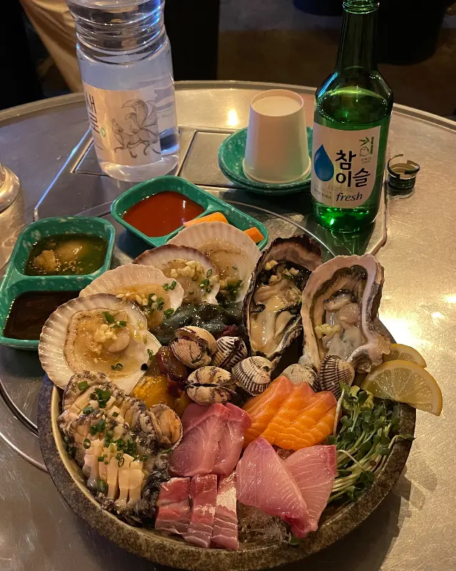 모듬 해산물과 소주