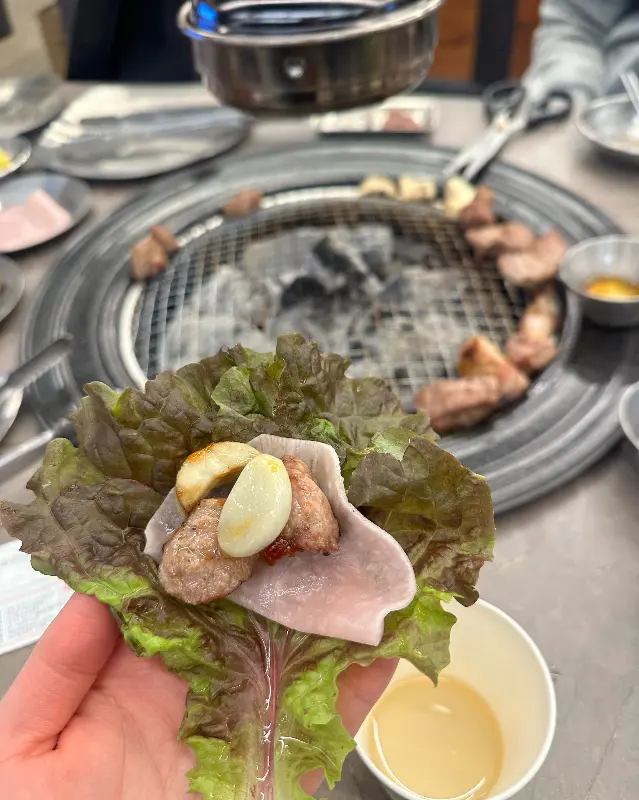 쌈 채소와 함께 즐기는 삼겹살
