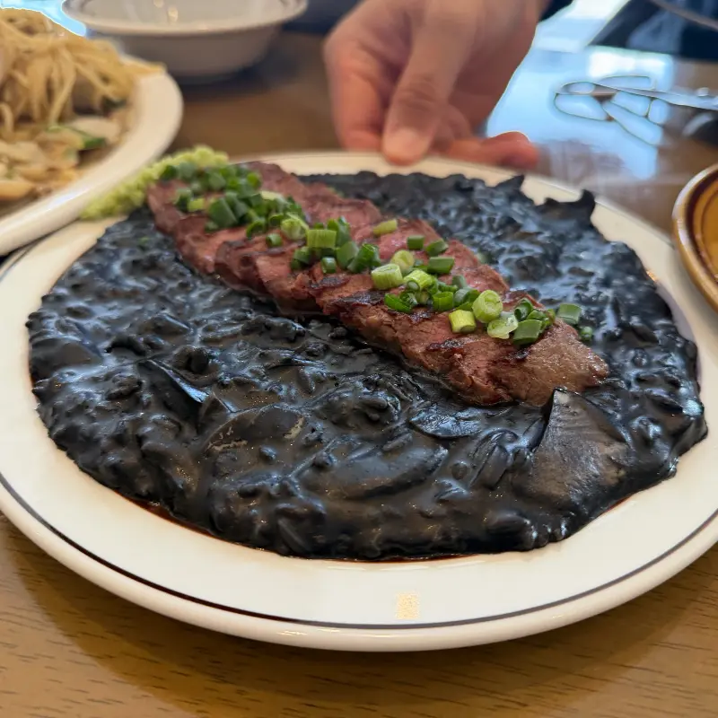 독특한 비주얼의 먹물 리조또