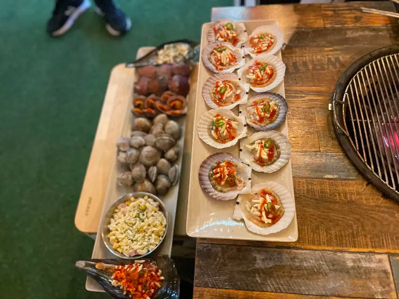 캠핑장 분위기가 물씬 풍기는 조개브라더 매장 내부