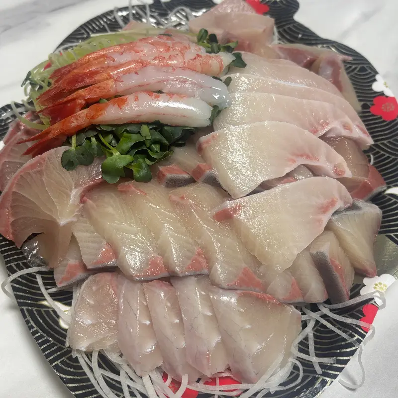 두툼하게 썰린 활어회