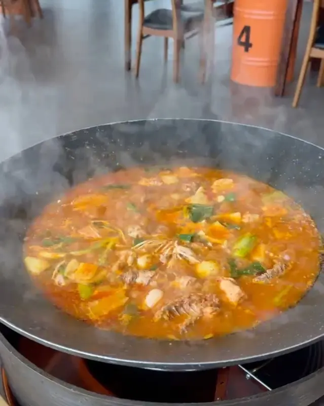 보글보글 끓고 있는 닭볶음탕