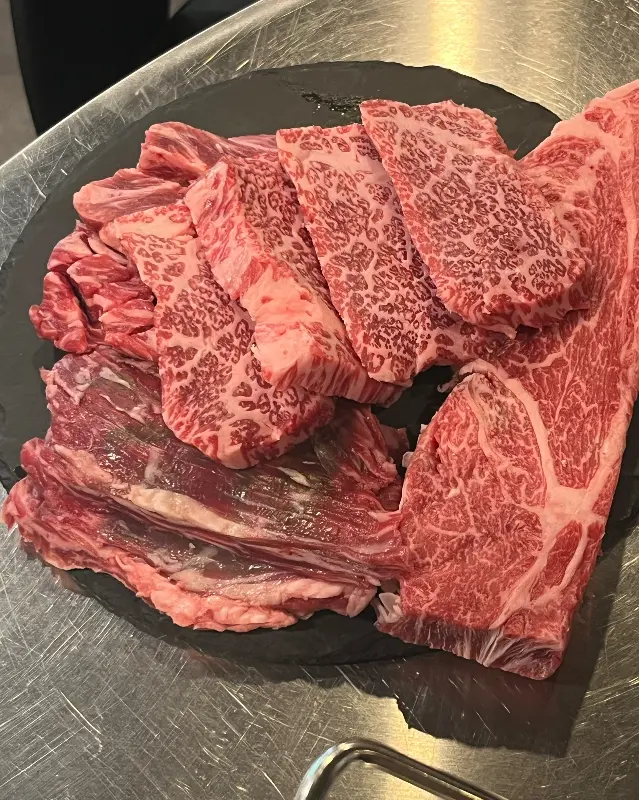 고소한 육회 한 입