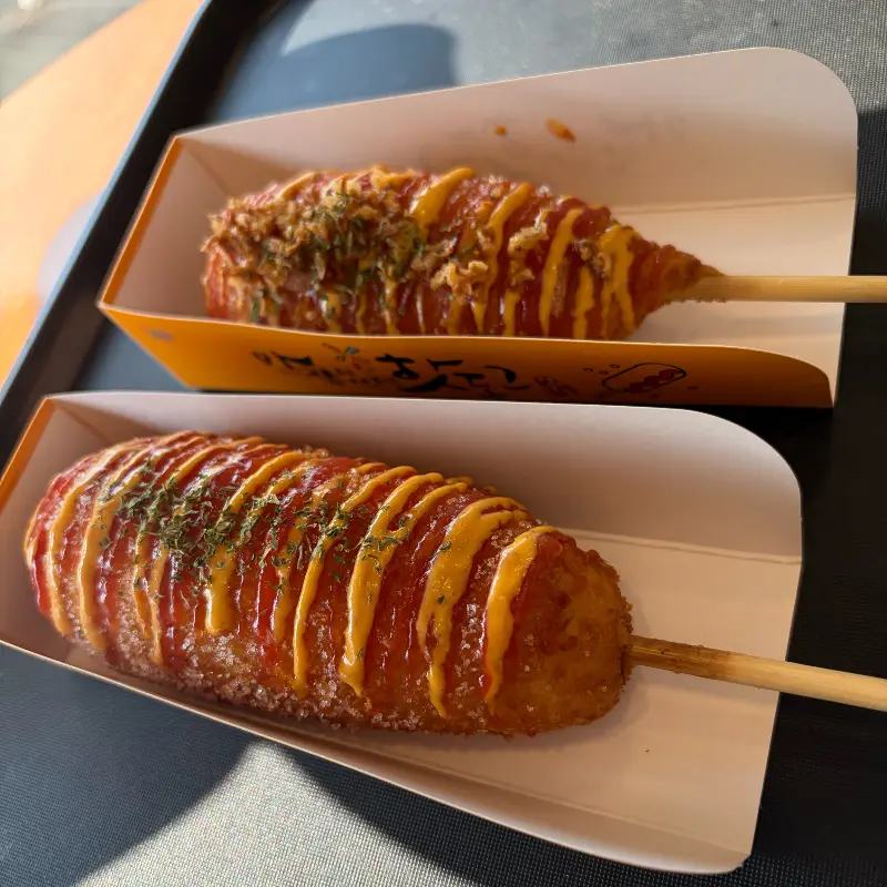 트레이에 담긴 핫도그